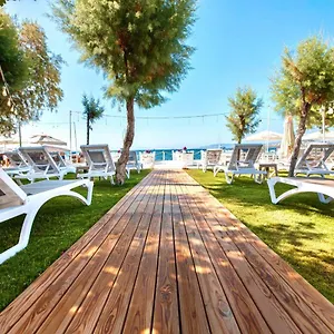 Ali's Beach Hotel *