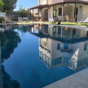 Merkezde Muestakil Havuzlu Villa
